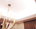折り上げ天井と間接照明で空間に奥行きと重厚さを表現します。